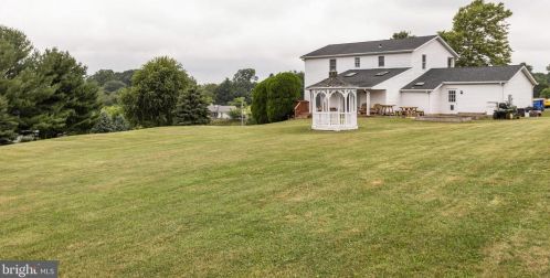 2251 Garrett Rd, Hanover, PA 17331-9292