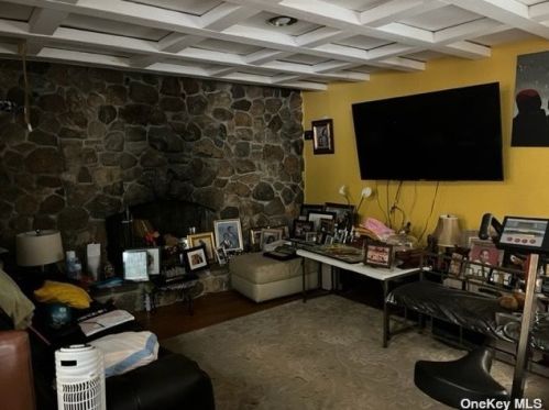 44 Eastwood Ln, Valley Stream, NY 11581-2426