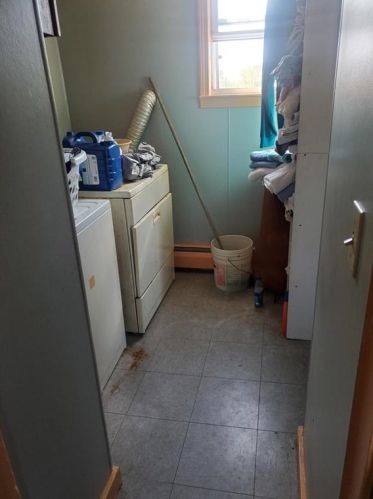 8 Ledyard St, Middletown RI 02840-1828 exterior