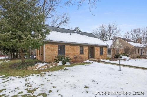 21 Parkview Dr, Grand Rapids, MI 49503-3816