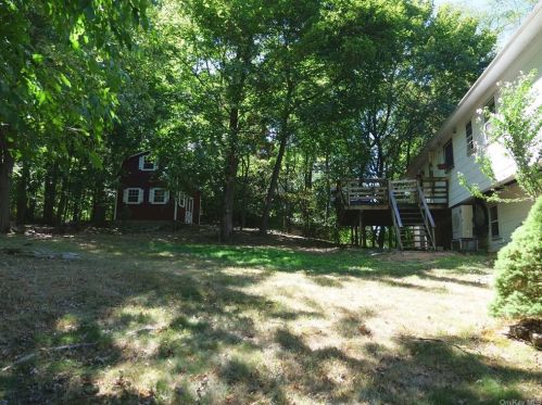 815 Tulip Dr, Valley Cottage, NY 10989-2205