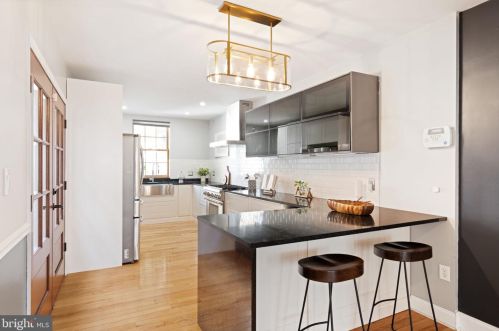 1627 Carpenter St, Philadelphia PA  19146-2005 exterior