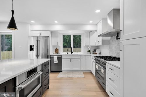 6705 Buttermere Ln, Bethesda MD  20817-1528 exterior