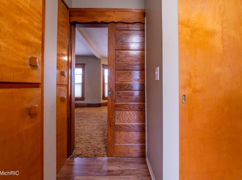 320 Elizabeth St, Sylvan Beach MI 49461-1311 exterior