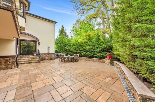 795 Kearny Dr, Valley Stream NY 11581-3624 exterior