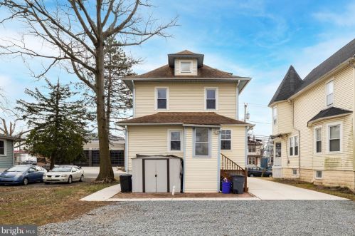 31 Clinton Ave, Camden NJ 08109-2006 exterior