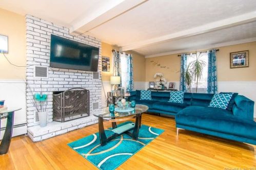 38 Raffia Rd, Enfield CT 06082-5171 exterior