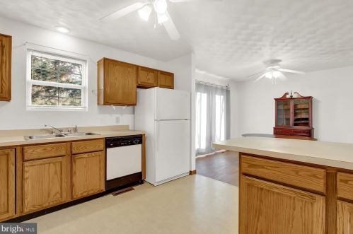 232 Breezewood Dr, Hanover PA 17331-7926 exterior