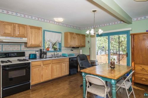 2332 10th St, Duluth, MN 55806-1237