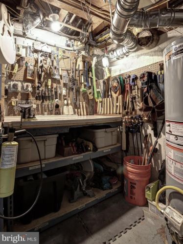 5947 Monticello Rd, Alexandria VA 22303-2218 exterior