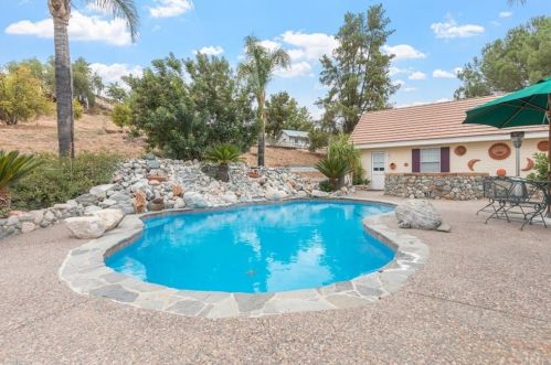 38325 De Portola Rd, Temecula CA 92592-8984 exterior