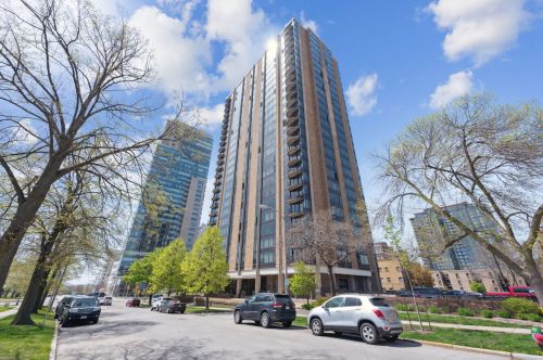 929 Astor St, Milwaukee WI  53202-3420 exterior