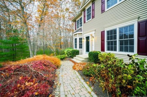 10 Azalea Ln, Ellington CT  06029-3063 exterior