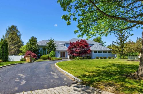 55 Sage Hollow Ct, Huntington Station, NY 11746-5653