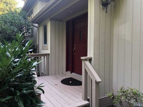 601 Apache Ct, Mahwah NJ  07430-3407 exterior