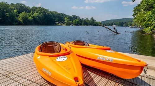 236 Roosevelt Dr, Seymour CT 06483-2118 exterior