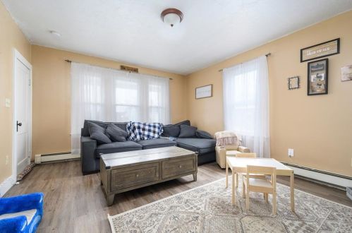 82 Ave B, Woonsocket RI 02895-6262 exterior