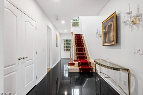 21 Bakley Ter, Town Center, NJ 07052-2169