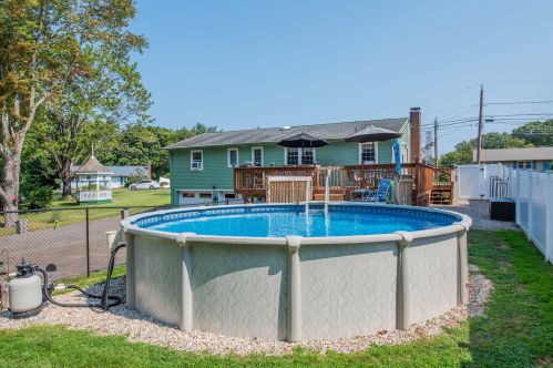 90 Dana Ln, Meriden CT 06451-5032 exterior