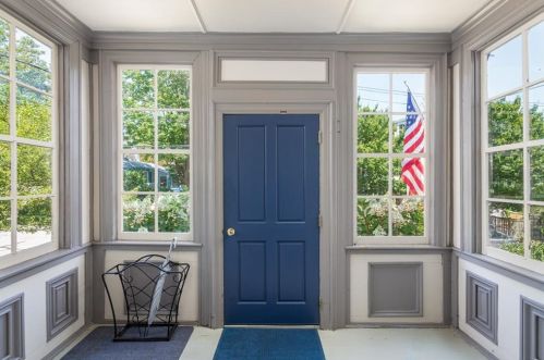 29 Champlin St, Middletown, RI 02840-2887