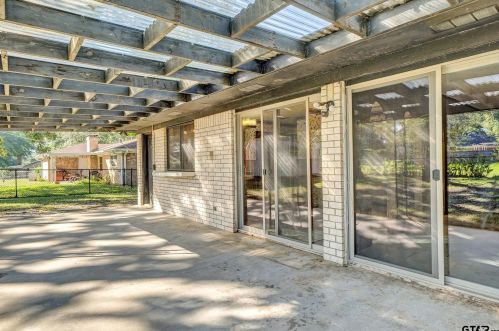 2704 Balsam St, Longview TX 75605-1920 exterior