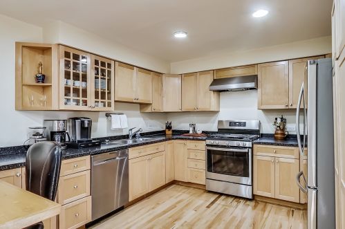 3823 Ravenswood Ave, Chicago IL 60660-2320 exterior