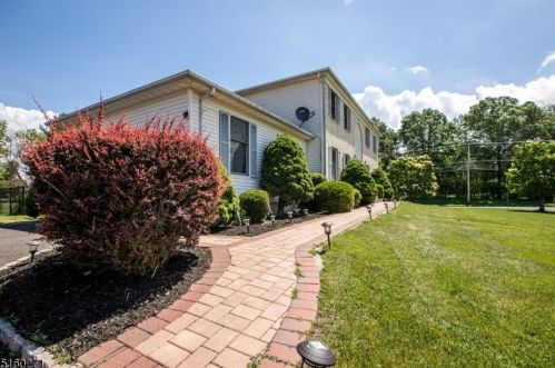 2 Cory Ln, Bridgewater, NJ 08807-1186