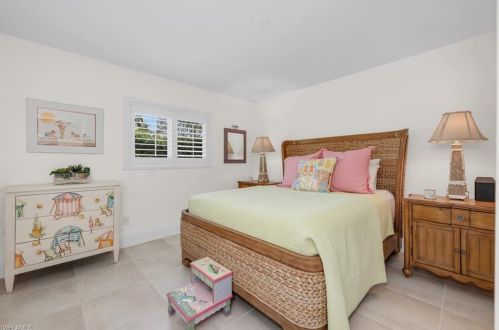 544 Roma Ct, Naples FL exterior