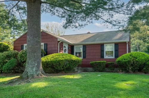 29 Pinebrook Dr, Springfield, MA 01129-2039