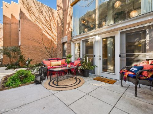 1130 Cornelia Ave, Chicago IL 60657-1549 exterior