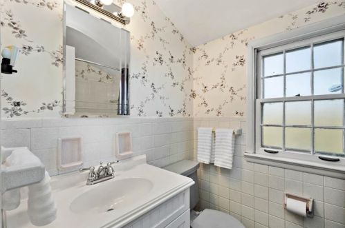 561 Clemson Dr, Pittsburgh PA 15243-1736 exterior