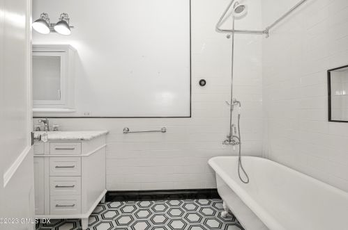 30 Brookridge Dr, Greenwich CT 06830-4830 exterior