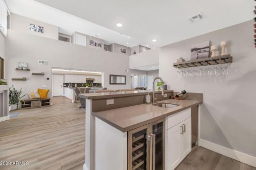 2347 Cinnabar Ave, Phoenix AZ  85028-3633 exterior