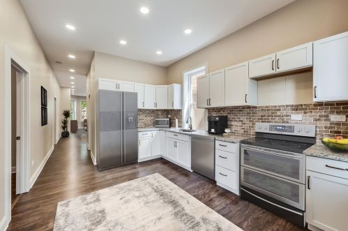 8740 Escanaba Ave, Chicago IL  60617-3115 exterior