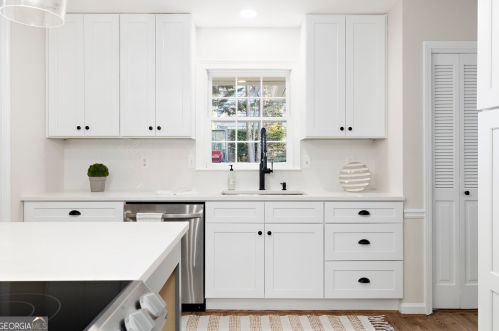 7330 Hunters Branch Dr, Atlanta GA  30328-1721 exterior