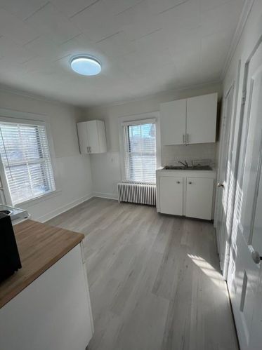 30 Channing St, Middletown, RI 02840-2127