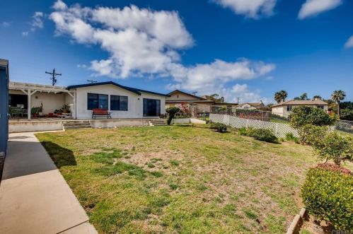 2706 Mesa Dr, Oceanside CA 92054-3717 exterior