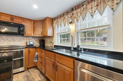 39 Pollard Rd, Plaistow NH 03865-2531 exterior