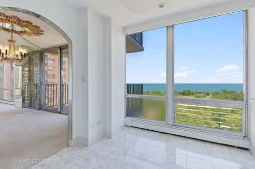 339 Barry Ave, Chicago IL  60657-5653 exterior