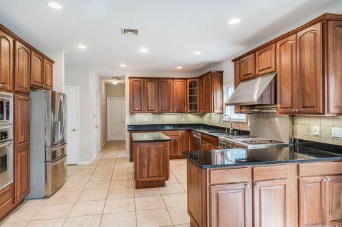 10 Buttonwood Dr, Huntington Station NY 11746-4803 exterior