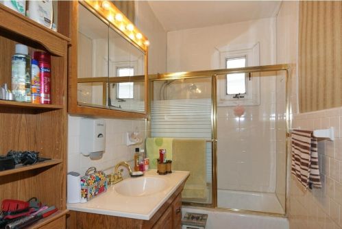 10 Bedford Ave, Worcester MA 01604-4739 exterior