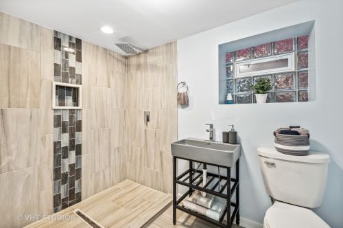 8232 Luella Ave, Chicago IL 60617-1842 exterior