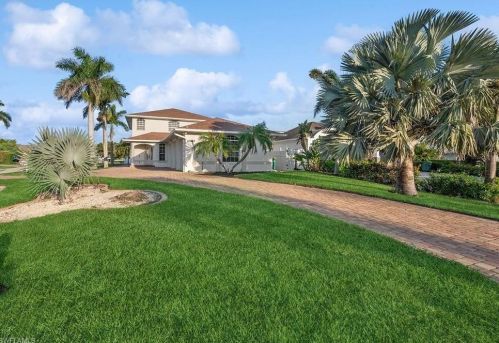 10082 Vanderbilt Dr, Naples, FL 34108-2102