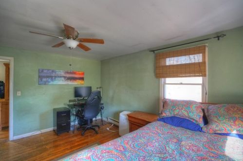 18 Comstock Ave, Uncasville CT 06382-2603 exterior