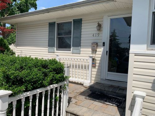 419 9th St, Babylon, NY 11704-3732