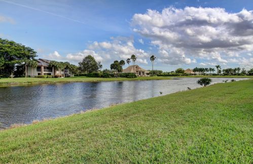 6871 Cairnwell Dr, Boynton Beach FL 33472-2960 exterior