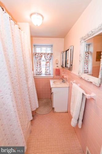 1110 Paxon Holw Rd, Media PA 19063-1116 exterior