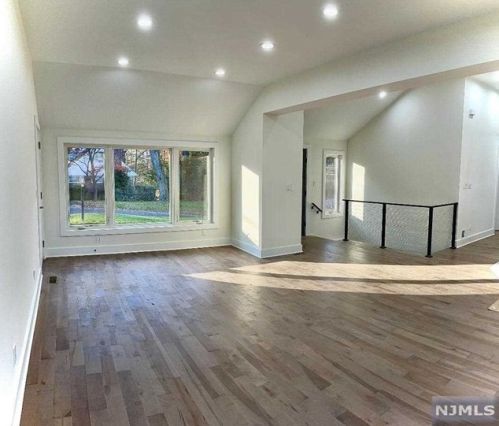 7 Poplar St, Closter NJ  07624-1030 exterior