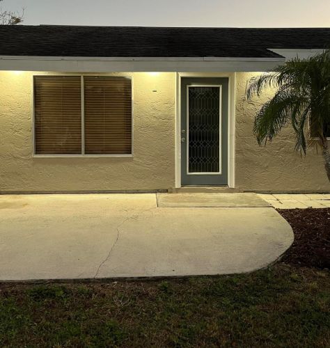 592 Whitmore Dr, Fort Pierce FL  34984-4570 exterior