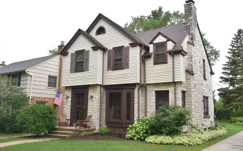 2437 88th St, Milwaukee, WI 53226-1955